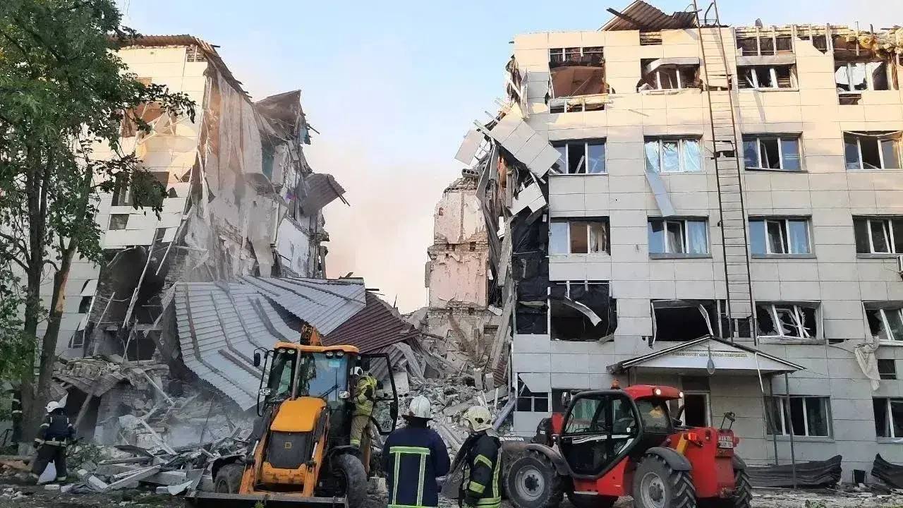 Дроны ВСУ ударили по университету в Луганске: под завалами остались люди