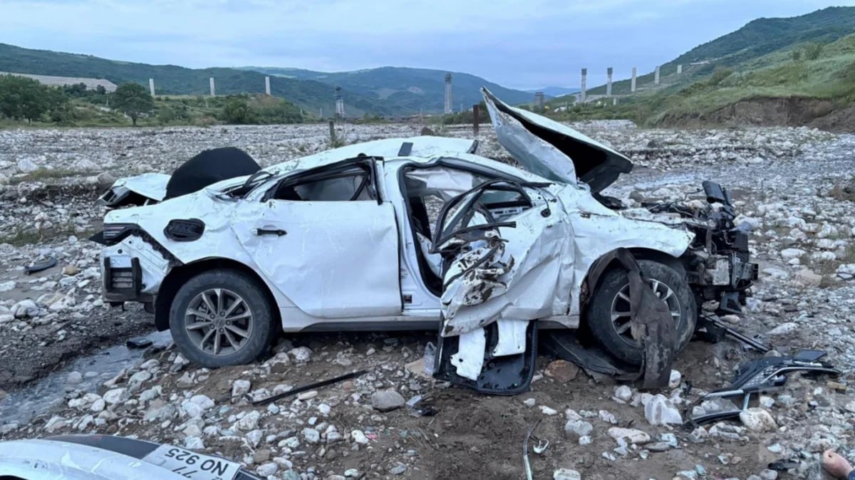 Автомобиль упал в реку в Агсу: двое погибших, двое пострадавших