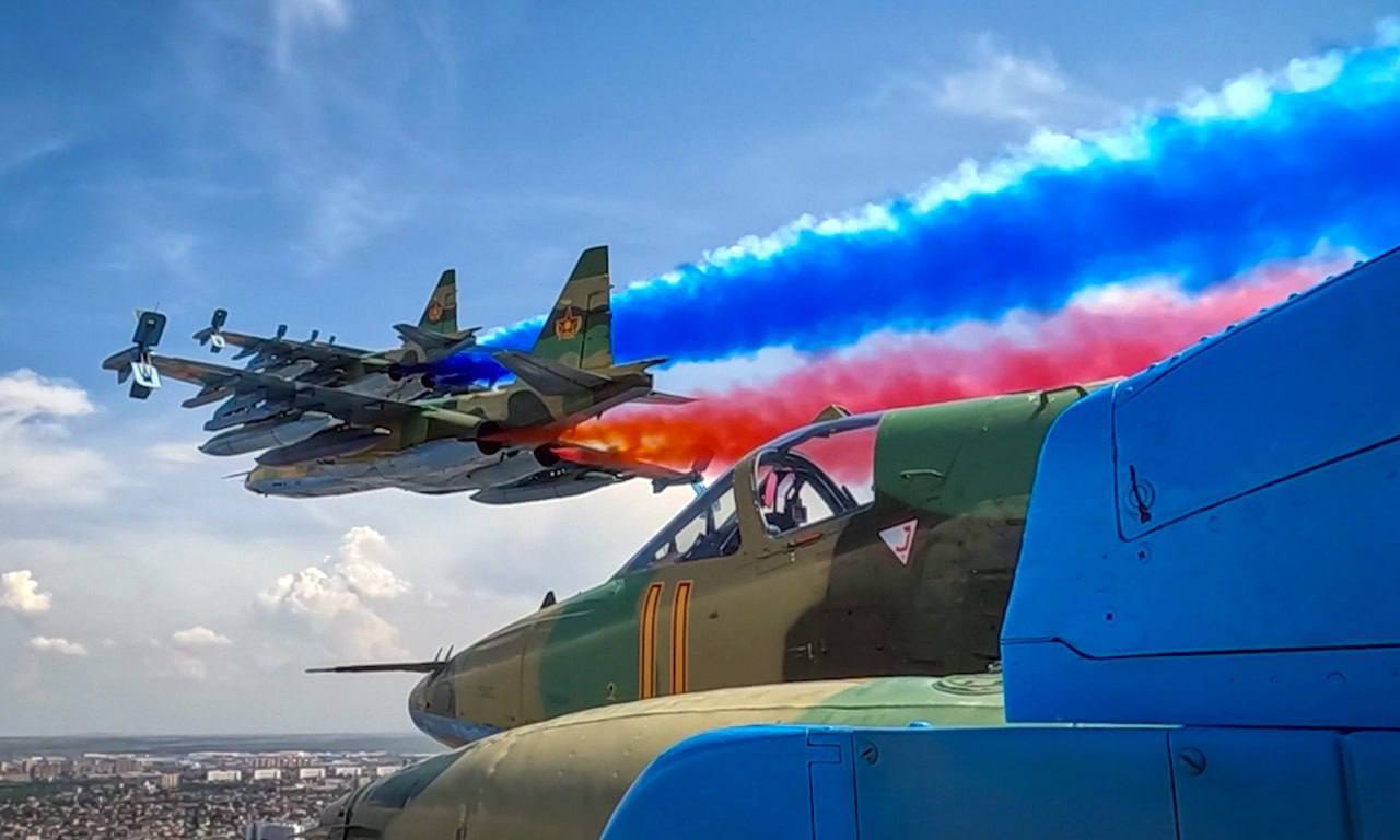 Небо Астаны окрасили в цвета российского флага