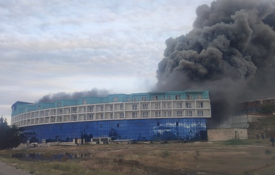 В поселке Новханы вспыхнул крупный пожар в центре отдыха