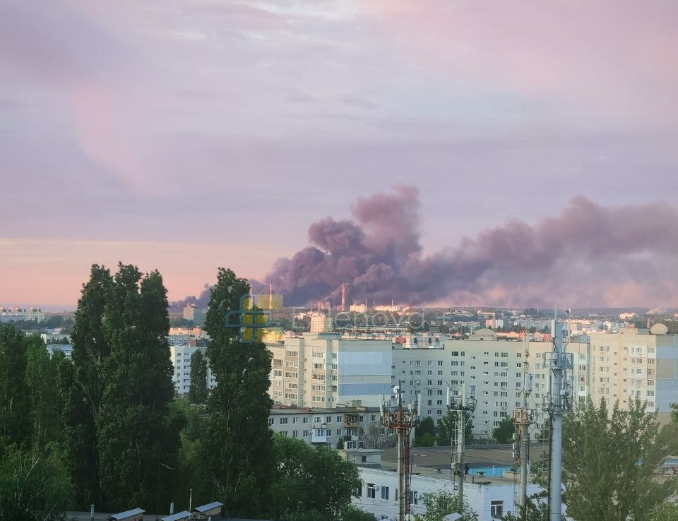 Ночная атака беспилотников: в Саратове горит НПЗ