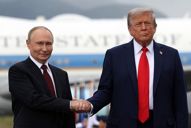 Фото с Путиным стало единственным групповым снимком Трампа в Белом доме 3 Фото с Путиным стало единственным групповым снимком Трампа в Белом доме