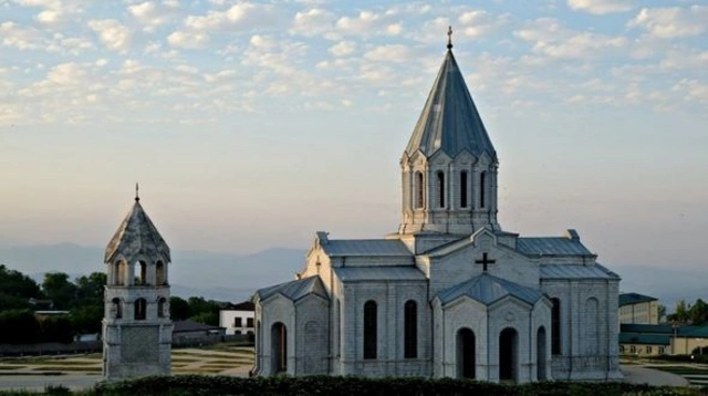 Хикмет Гаджиев показал кадры ознакомления дипломатов с отреставрированной церковью в Шуше