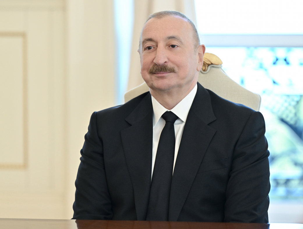 Алиев показал подарок Трампа на встрече с представителем США