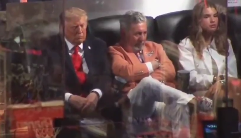 Трамп заснул во время матча финала НБА