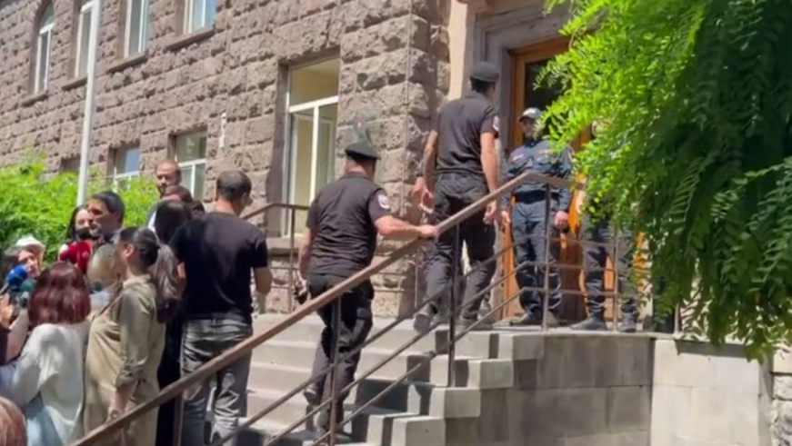 К зданию ЦИК Армении стянули силовиков