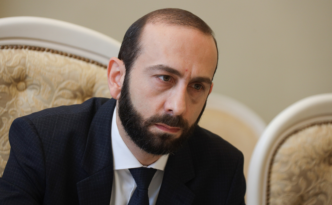 Мирзоян в прямом эфире подписал соглашение между Арменией и США