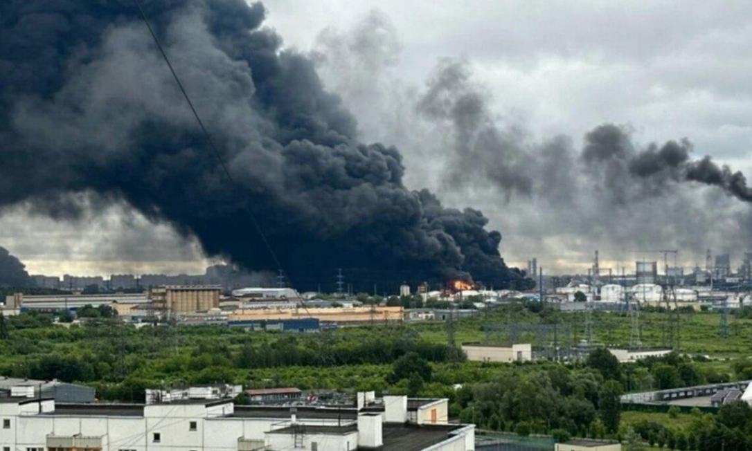 Взрывы и пожары на российских НПЗ: последствия масштабной атаки ВСУ