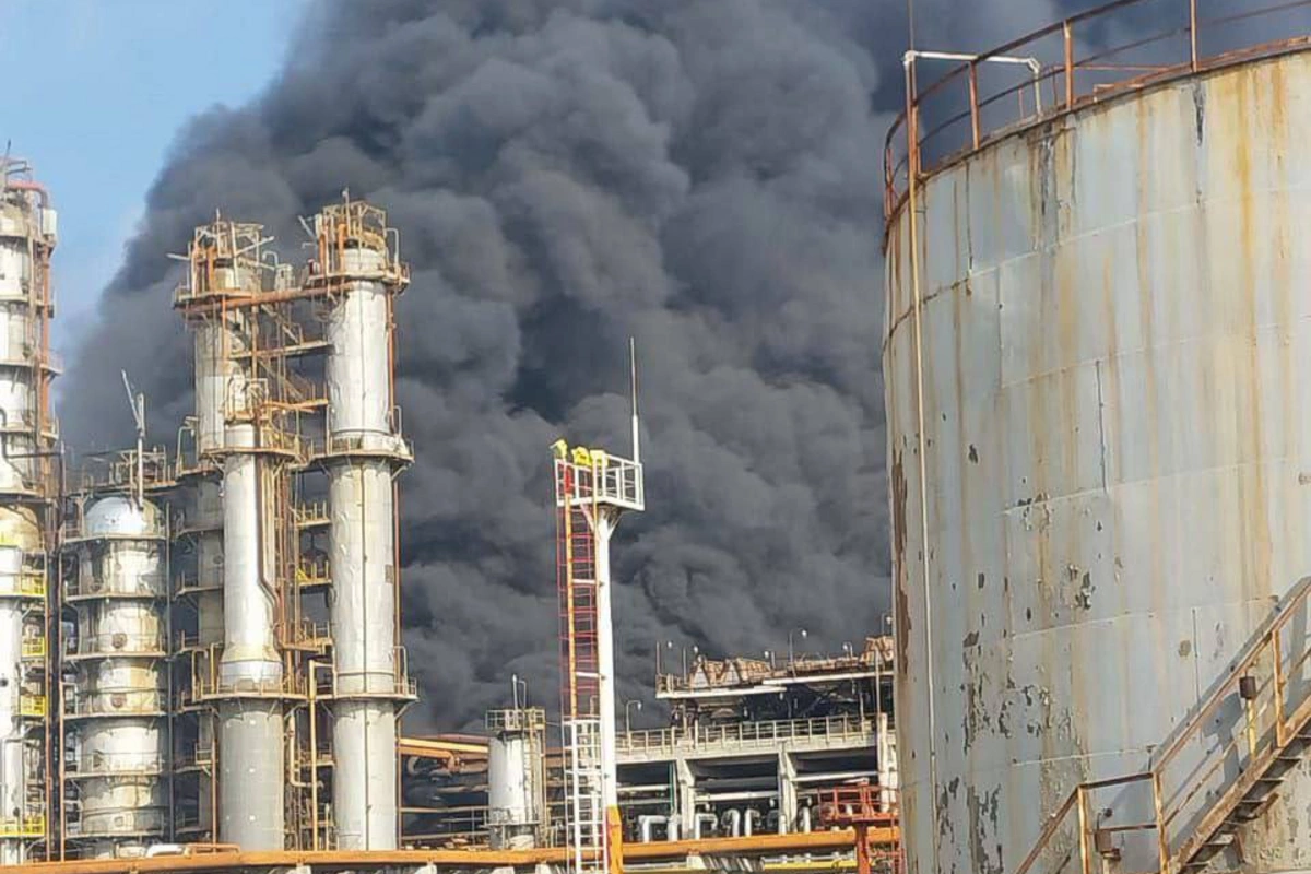 В Баку произошел пожар на территории нефтеперерабатывающего завода