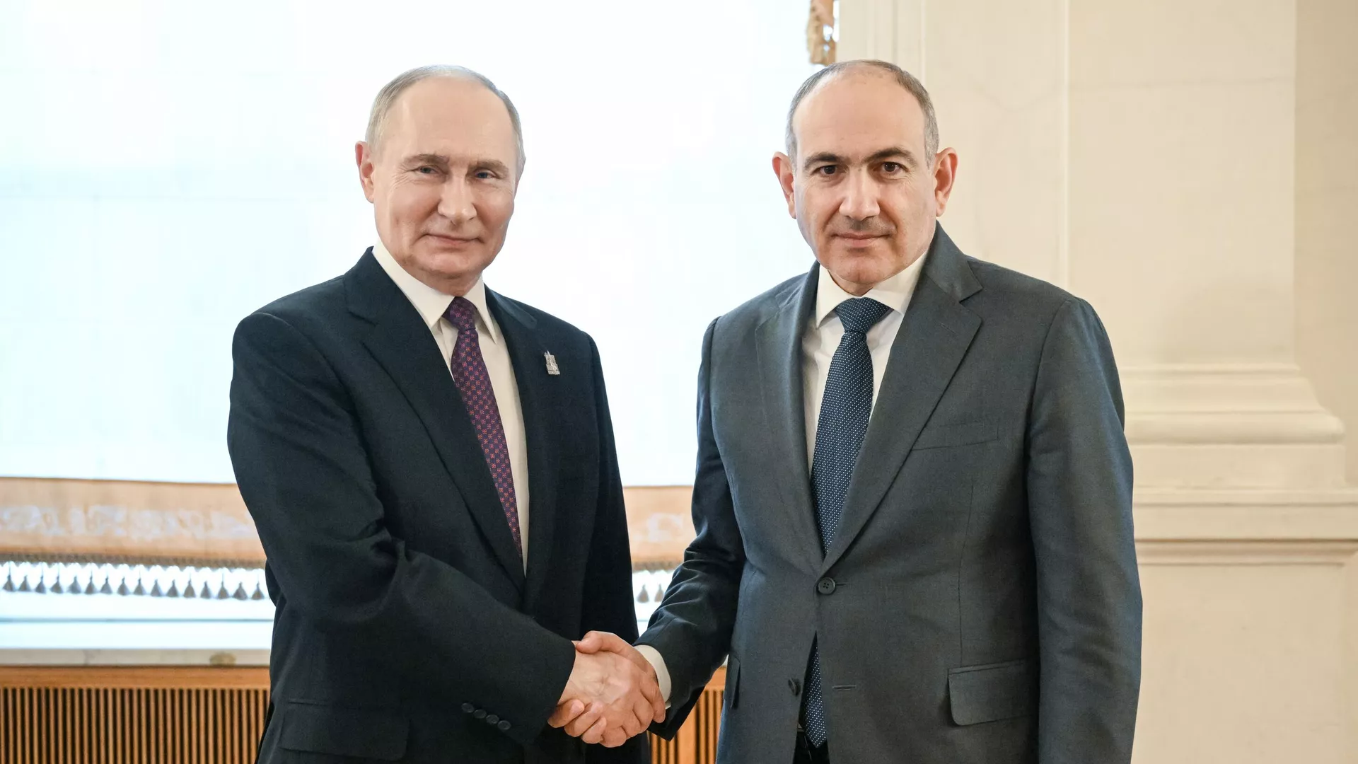 Путин поговорил с Пашиняном по телефону