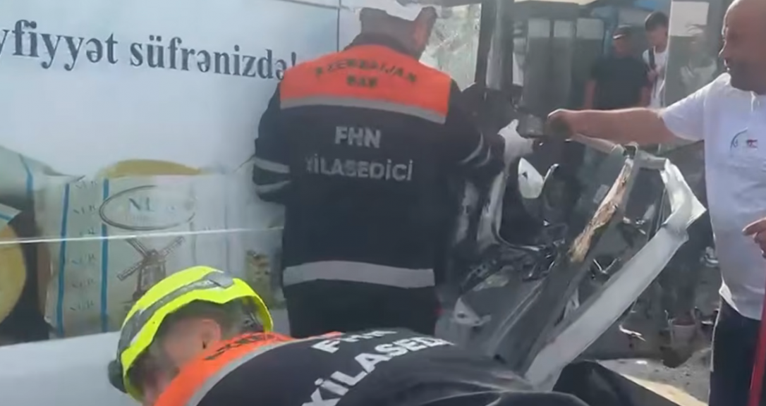 В Баку спасли зажатого в автомобиле водителя