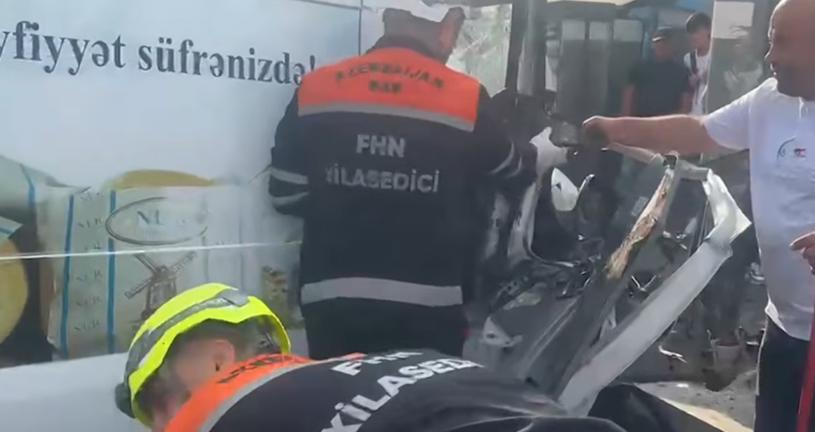 В Баку спасли зажатого в автомобиле водителя