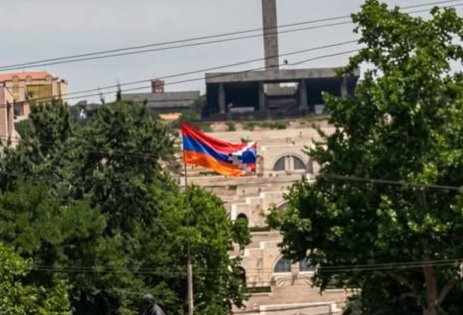 В Ереване демонтировали «арцахский флаг», есть задержанные