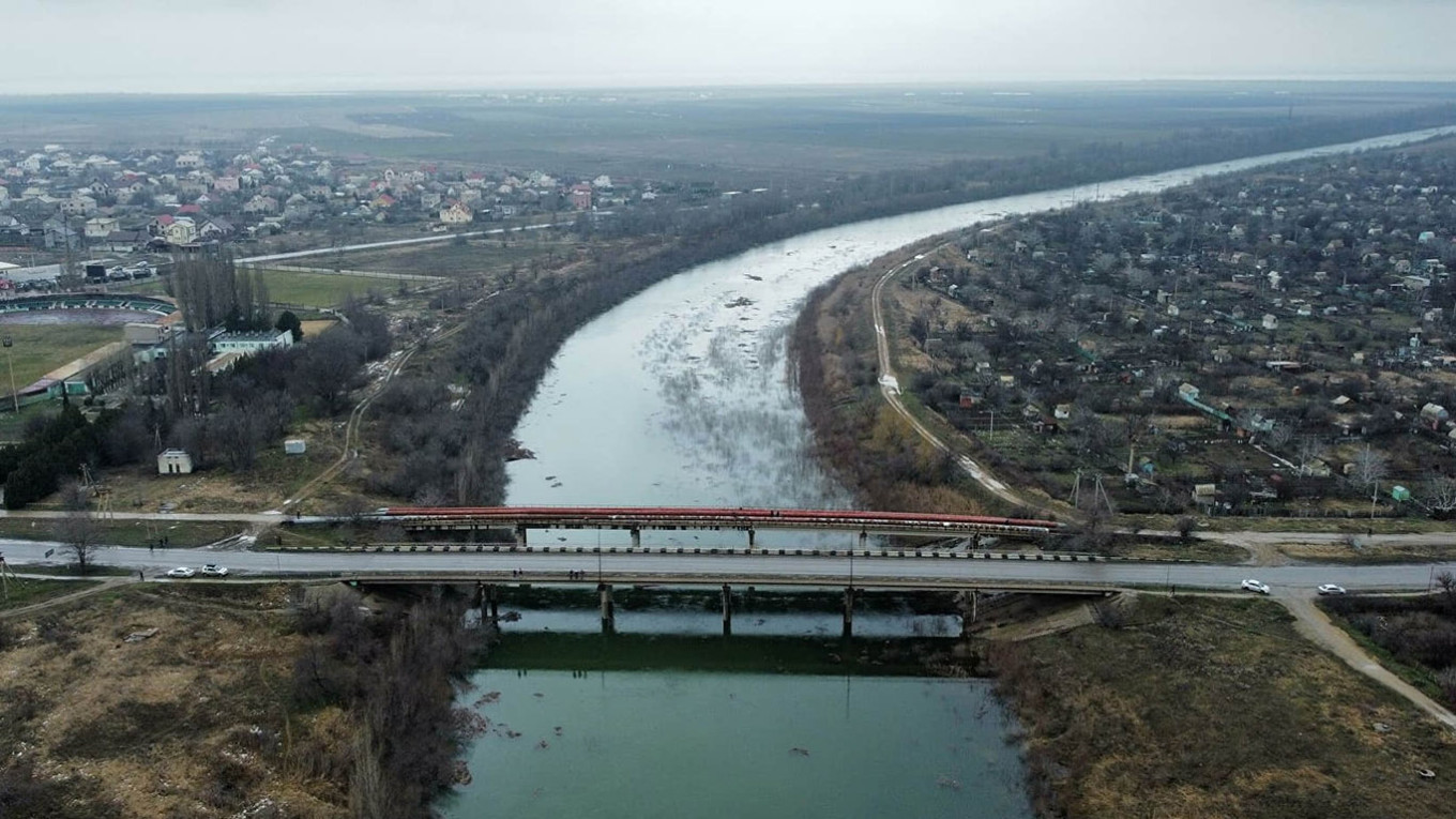 ВСУ ударили по трем мостам между Херсонской областью и Крымом 2 ВСУ ударили по трем мостам между Херсонской областью и Крымом