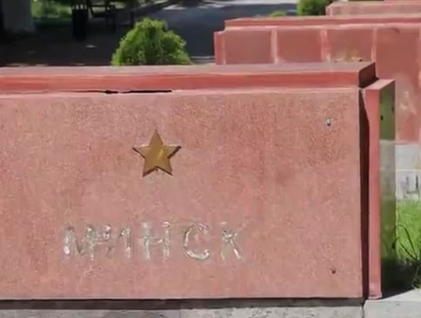 Неизвестные в Гюмри осквернили мемориал городов-героев ВОВ