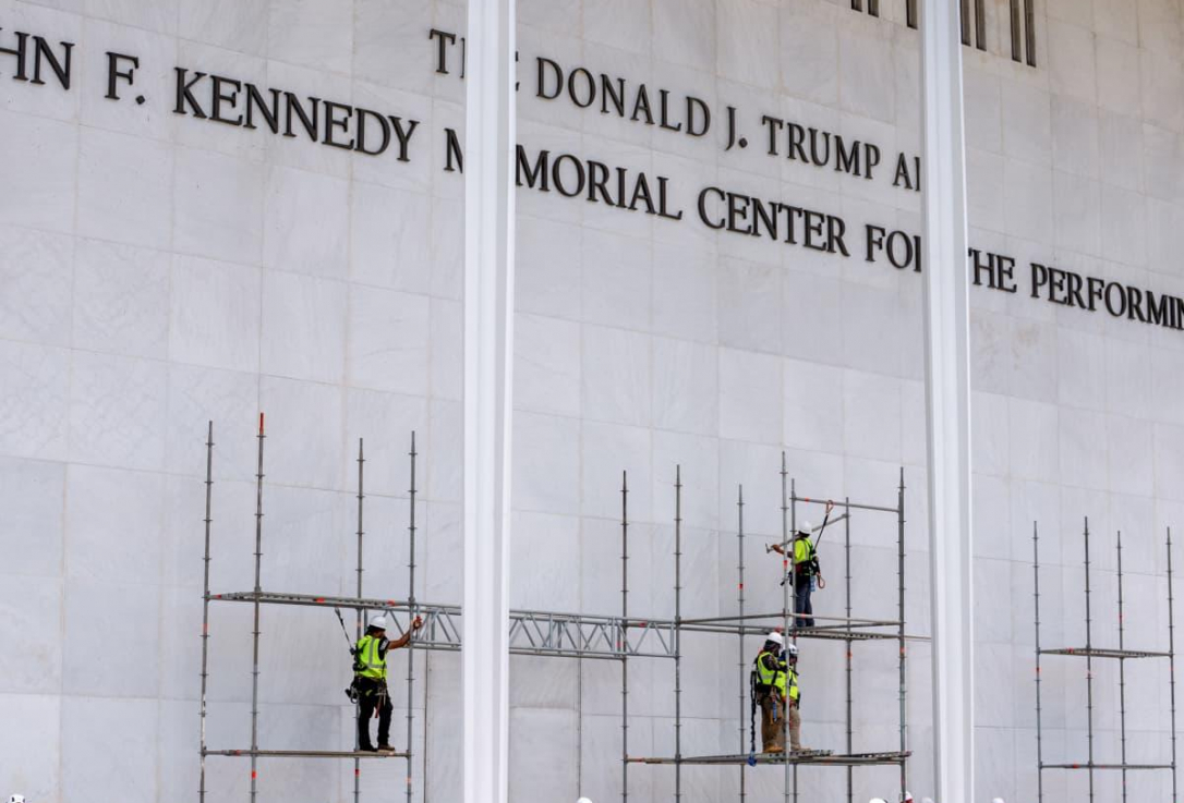 Имя Трампа удалили с фасада Кеннеди-центра