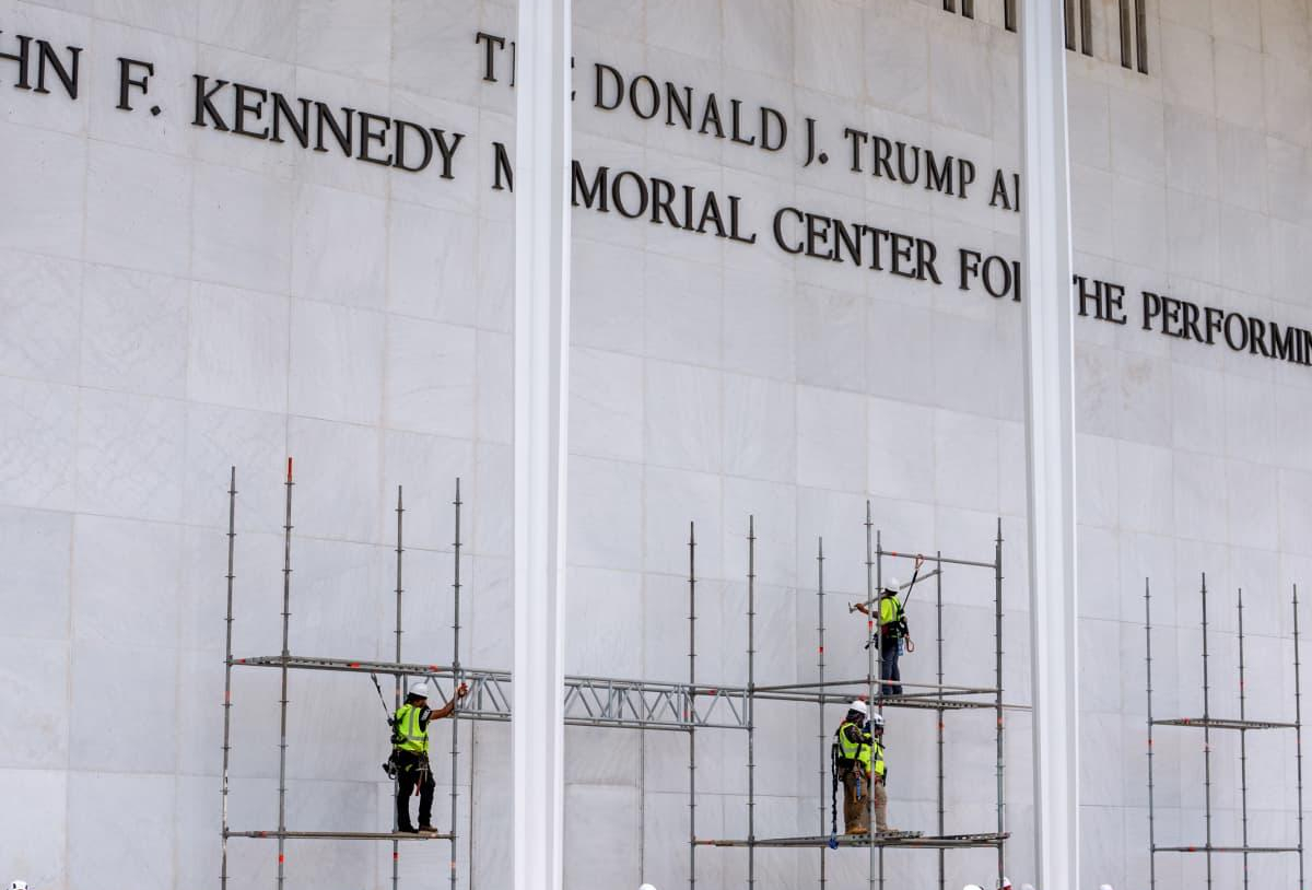 Имя Трампа удалили с фасада Кеннеди-центра