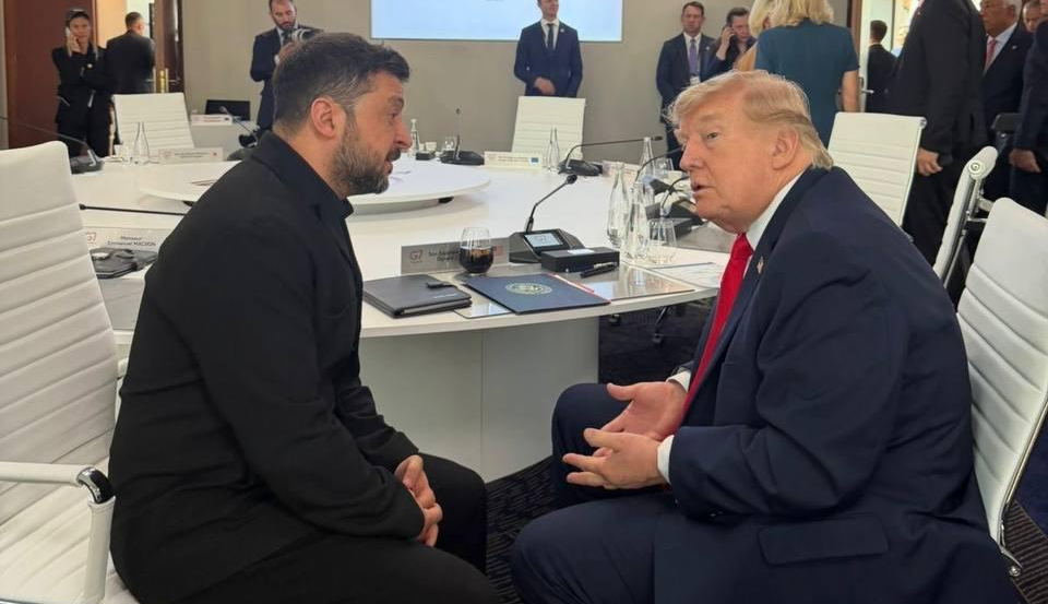 Зеленский, Трамп и Макрон провели закрытую встречу на G7 2 Зеленский, Трамп и Макрон провели закрытую встречу на G7