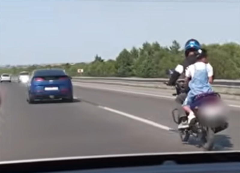 В Баку задержан мотоциклист за опасную перевозку ребёнка