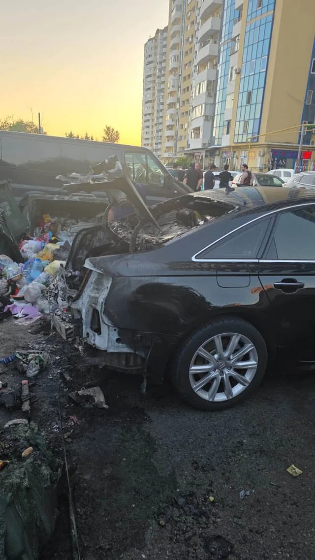 В Баку из-за возгорания мусора пострадали автомобили