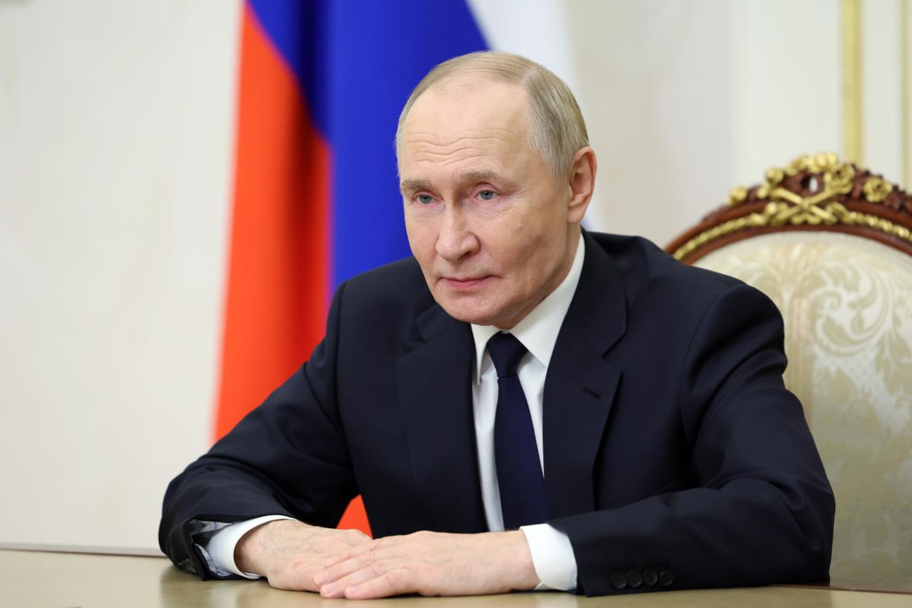 Путин поручил быстрее принимать решения по обеспечению оккупированного Крыма топливом 3 Путин поручил быстрее принимать решения по обеспечению оккупированного Крыма топливом