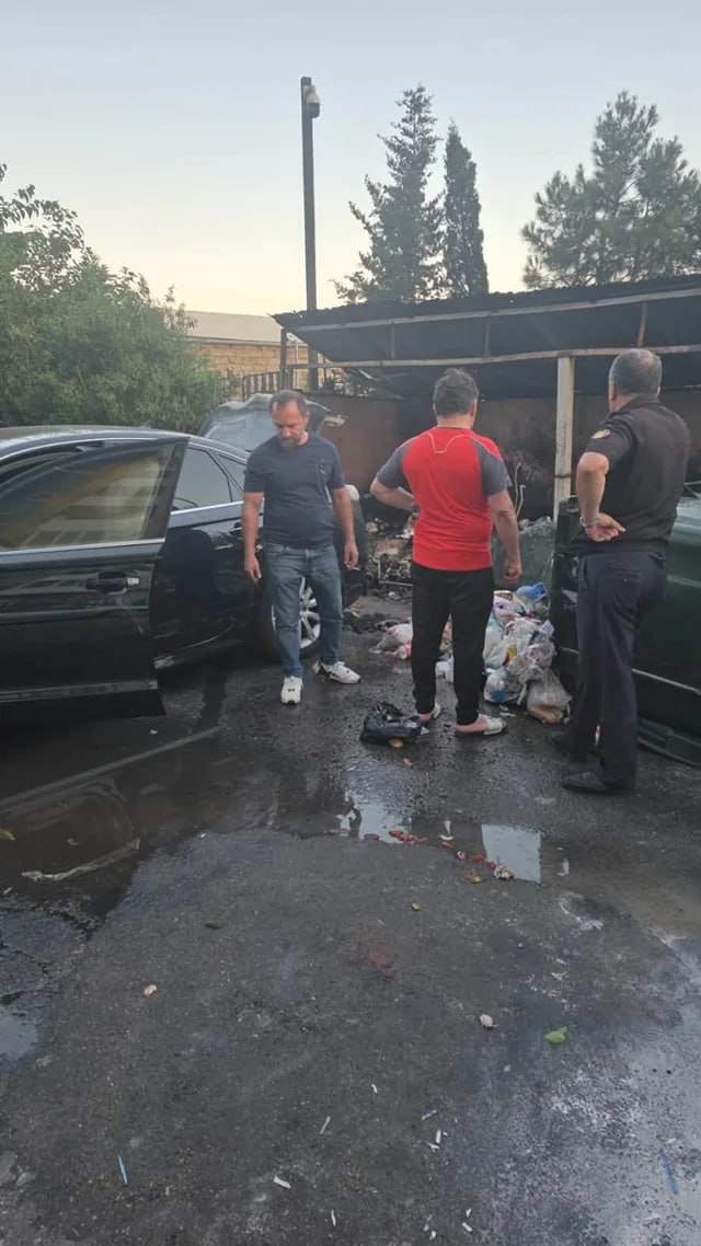 В Баку из-за возгорания мусора пострадали автомобили