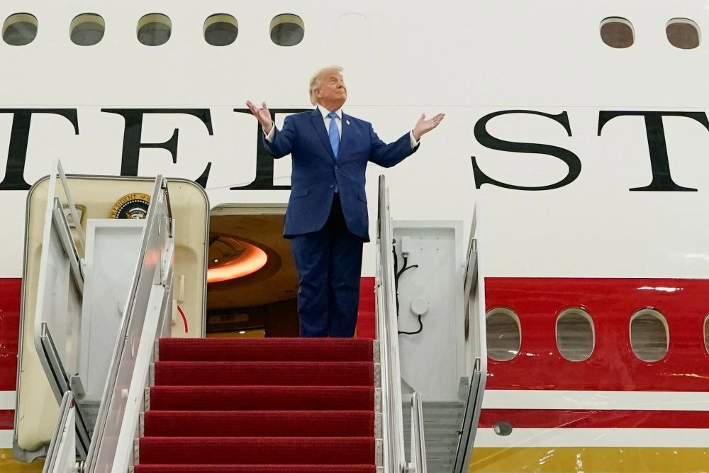 Трамп впервые воспользовался новым президентским самолетом, подаренным Катаром 3 Трамп впервые воспользовался новым президентским самолетом, подаренным Катаром