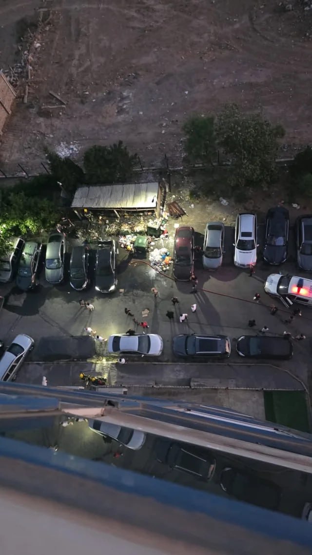 В Баку из-за возгорания мусора пострадали автомобили