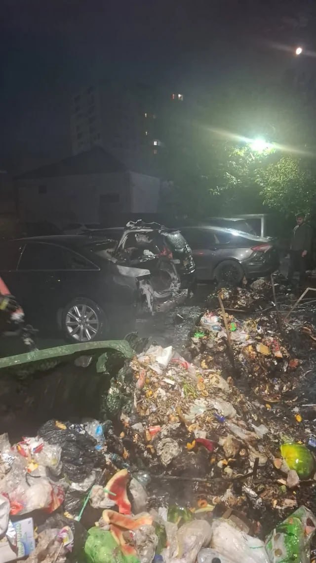 В Баку из-за возгорания мусора пострадали автомобили