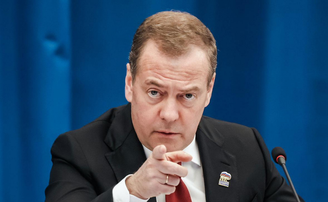 Медведев призвал принять меры к мигрантам, чьи дети не ходят в школу