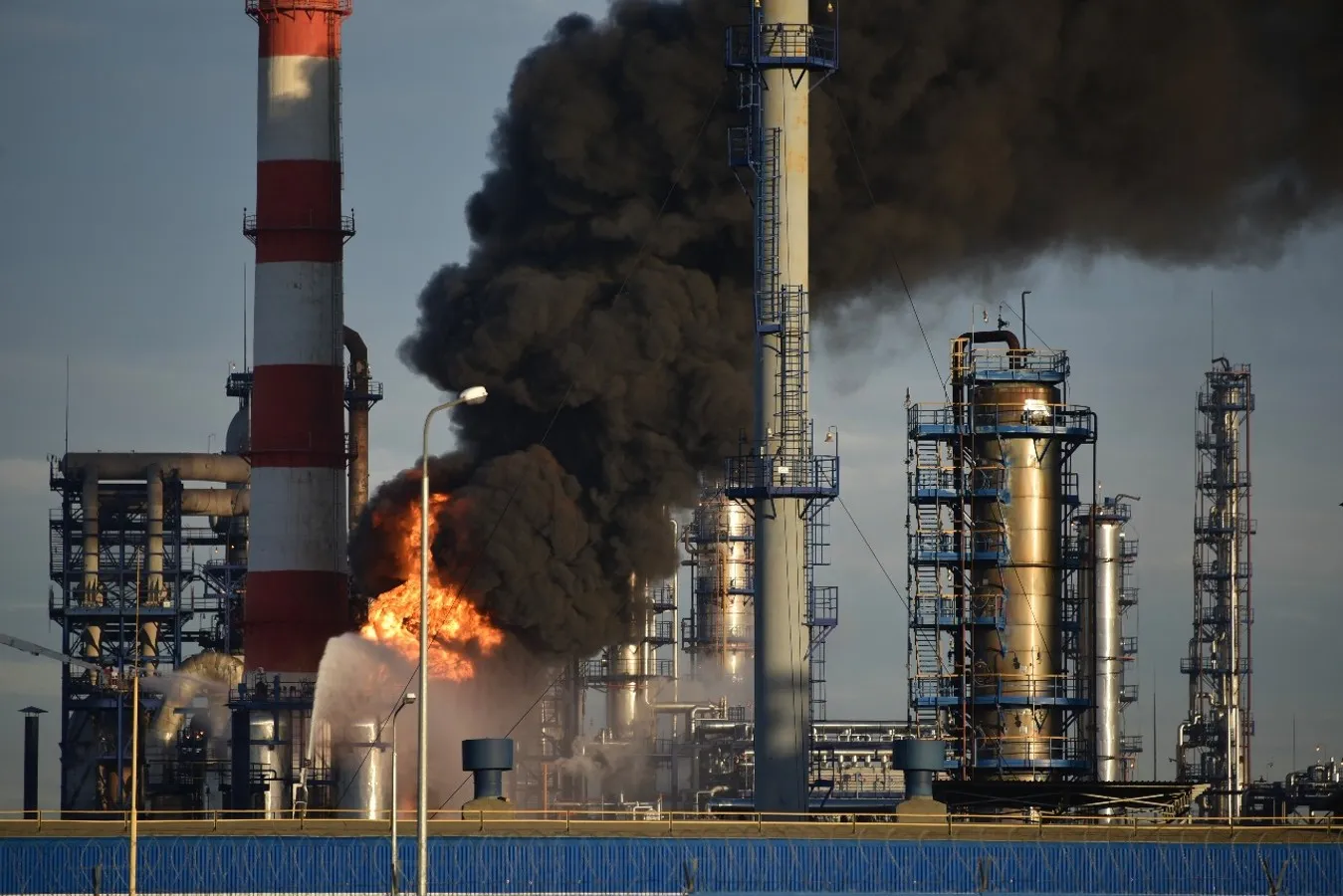 FT: Удары ВСУ вывели из строя 45% номинальных нефтеперерабатывающих мощностей России 2 FT: Удары ВСУ вывели из строя 45% номинальных нефтеперерабатывающих мощностей России