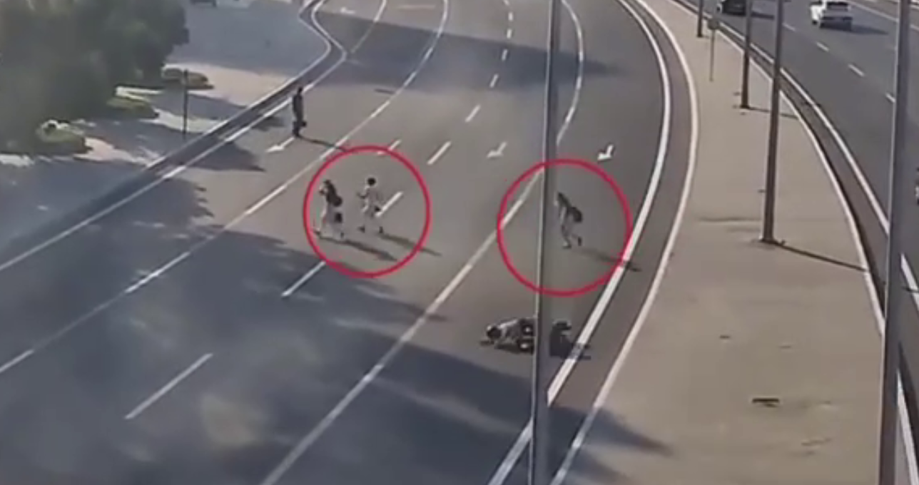 В Баку мотоциклист разбился, избегая наезда на пешеходов 2 В Баку мотоциклист разбился, избегая наезда на пешеходов
