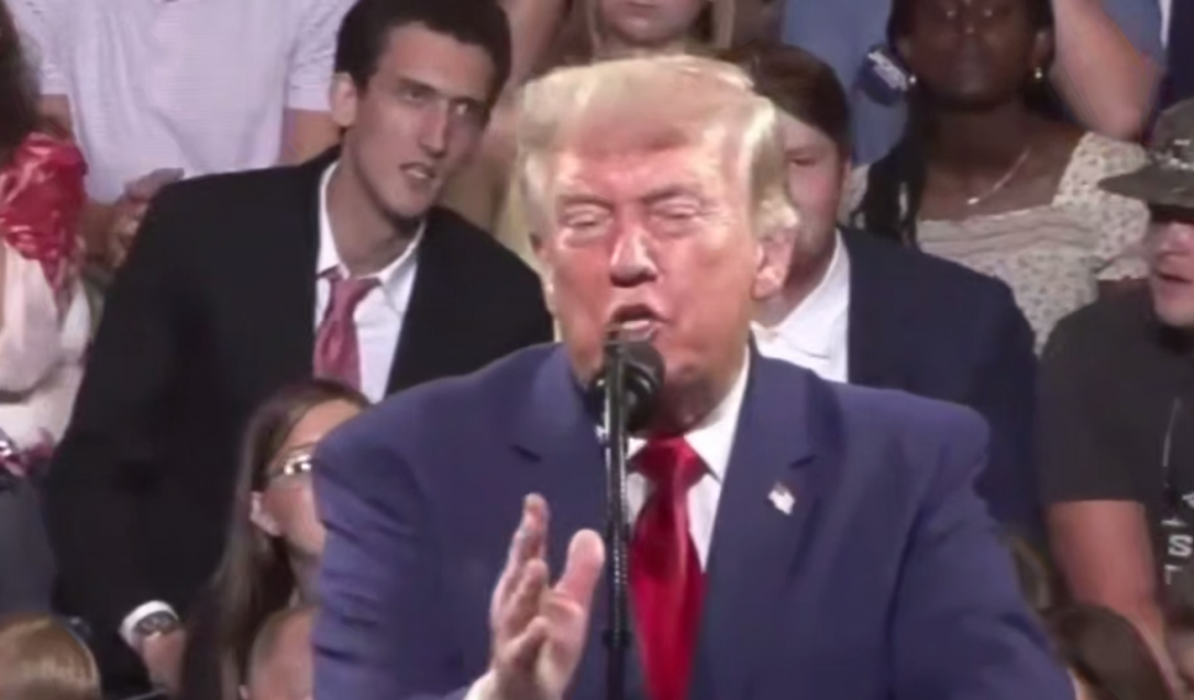 Курьезный момент во время выступления Трампа попал на камеру