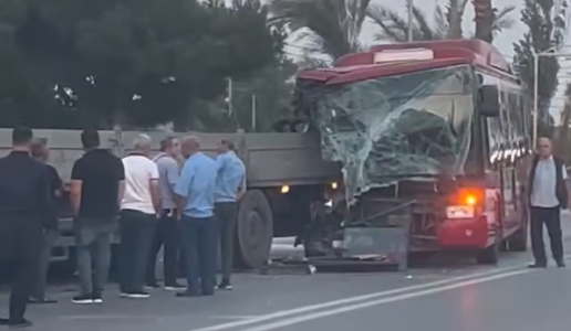 Маршрутный автобус врезался в грузовик в Баку