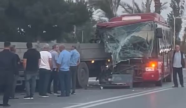 Маршрутный автобус врезался в грузовик в Баку