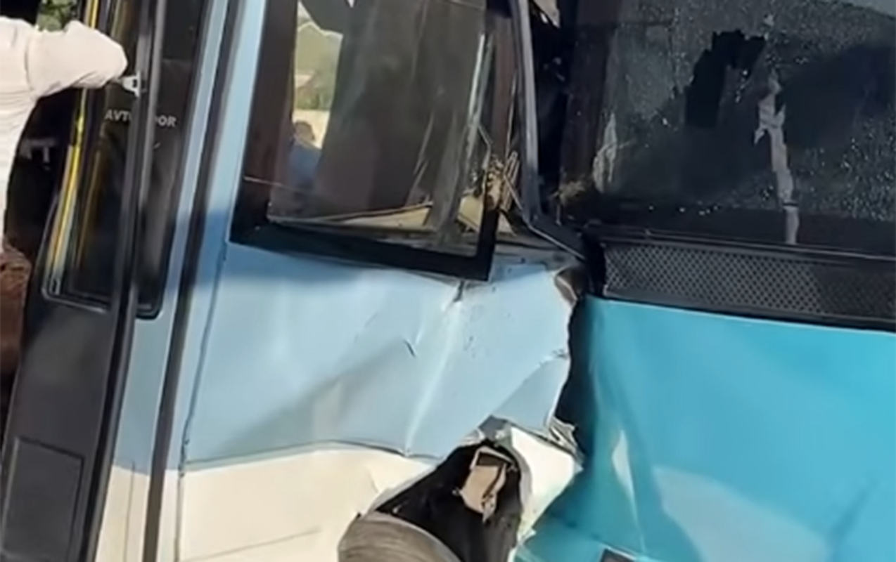 В Баку при столкновении двух автобусов пострадали 22 человека 2 В Баку при столкновении двух автобусов пострадали 22 человека