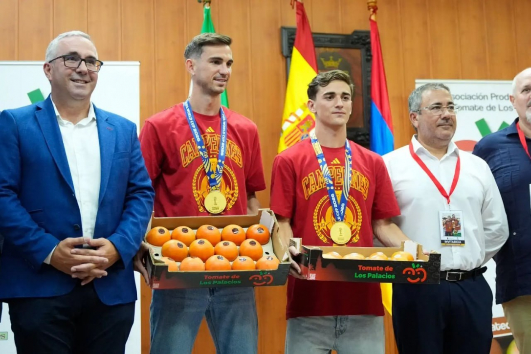Испанским чемпионам мира по футболу вручили помидоры по собственному весу
