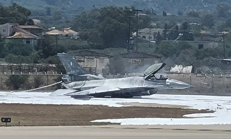 Истребитель F-16 загорелся и совершил аварийную посадку в Греции