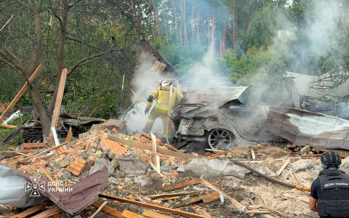 Россия разбомбила выставку вооружений под Киевом: есть погибшие
