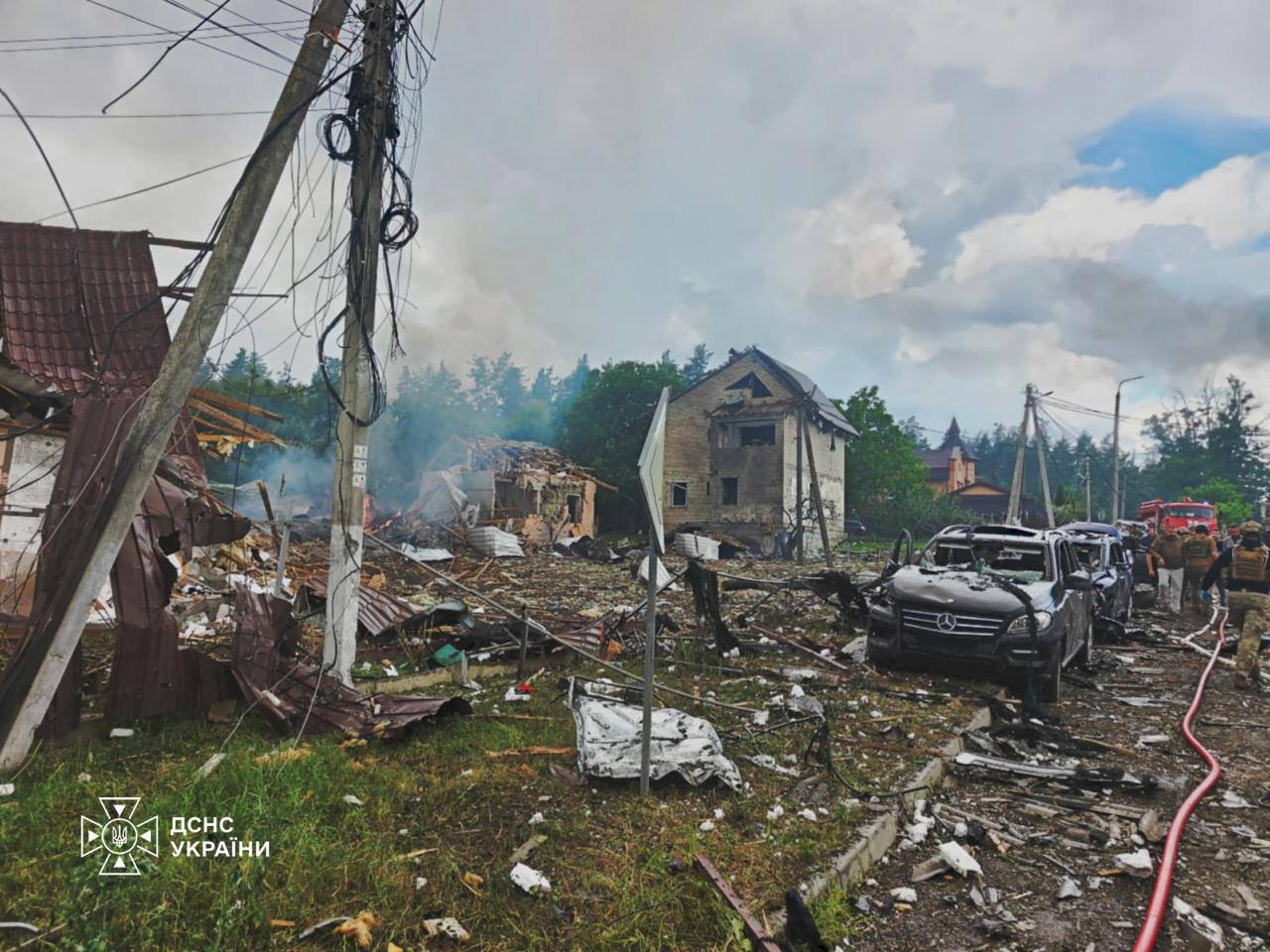 Россия разбомбила выставку вооружений под Киевом: множество погибших и пострадавших