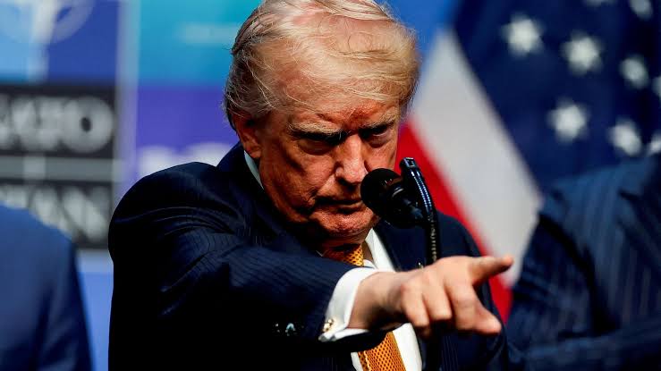 Оператор телесуфлера Трампа заработал $100 тыс. на ставках на его речи 1 Оператор телесуфлера Трампа заработал $100 тыс. на ставках на его речи