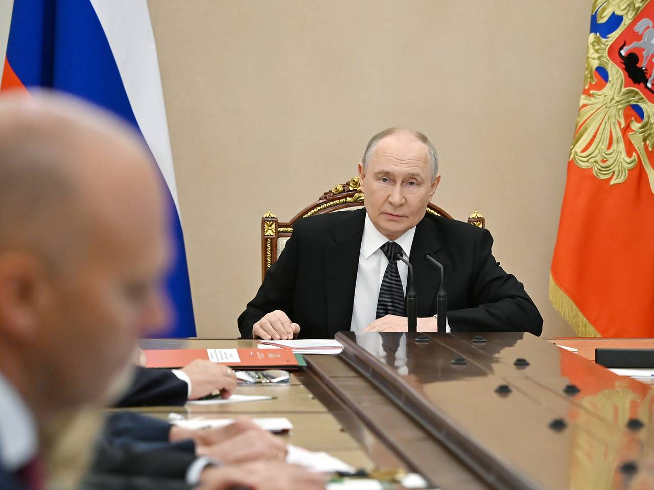 Шесть красных папок заметили на совещании Путина 3 Шесть красных папок заметили на совещании Путина