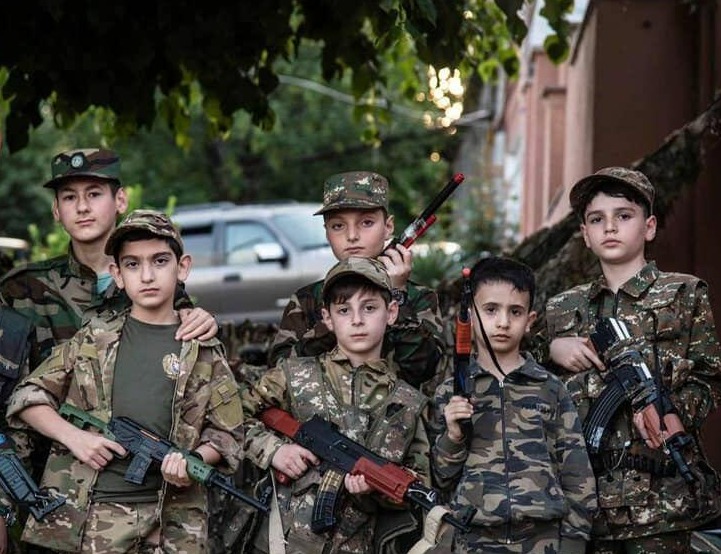 За разговорами о мире Армения готовится к новой войне