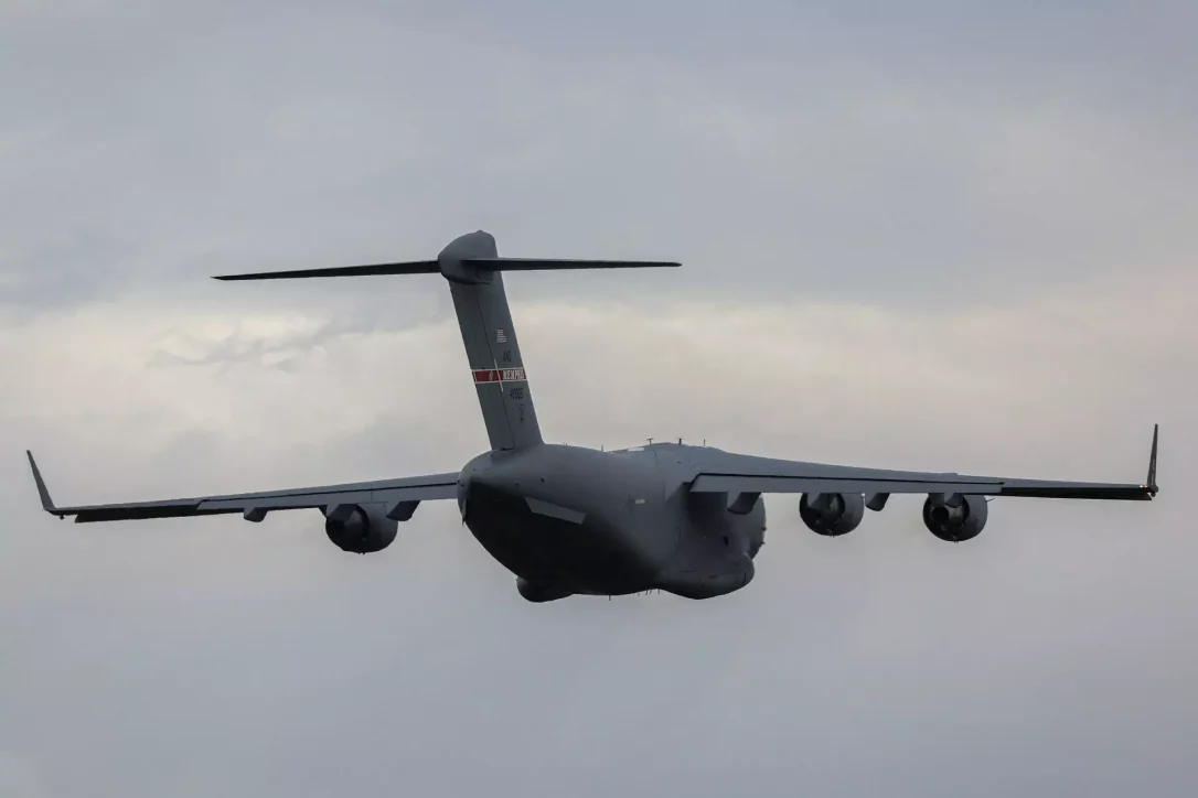 Cамолет ВВС США приземлился в Москве