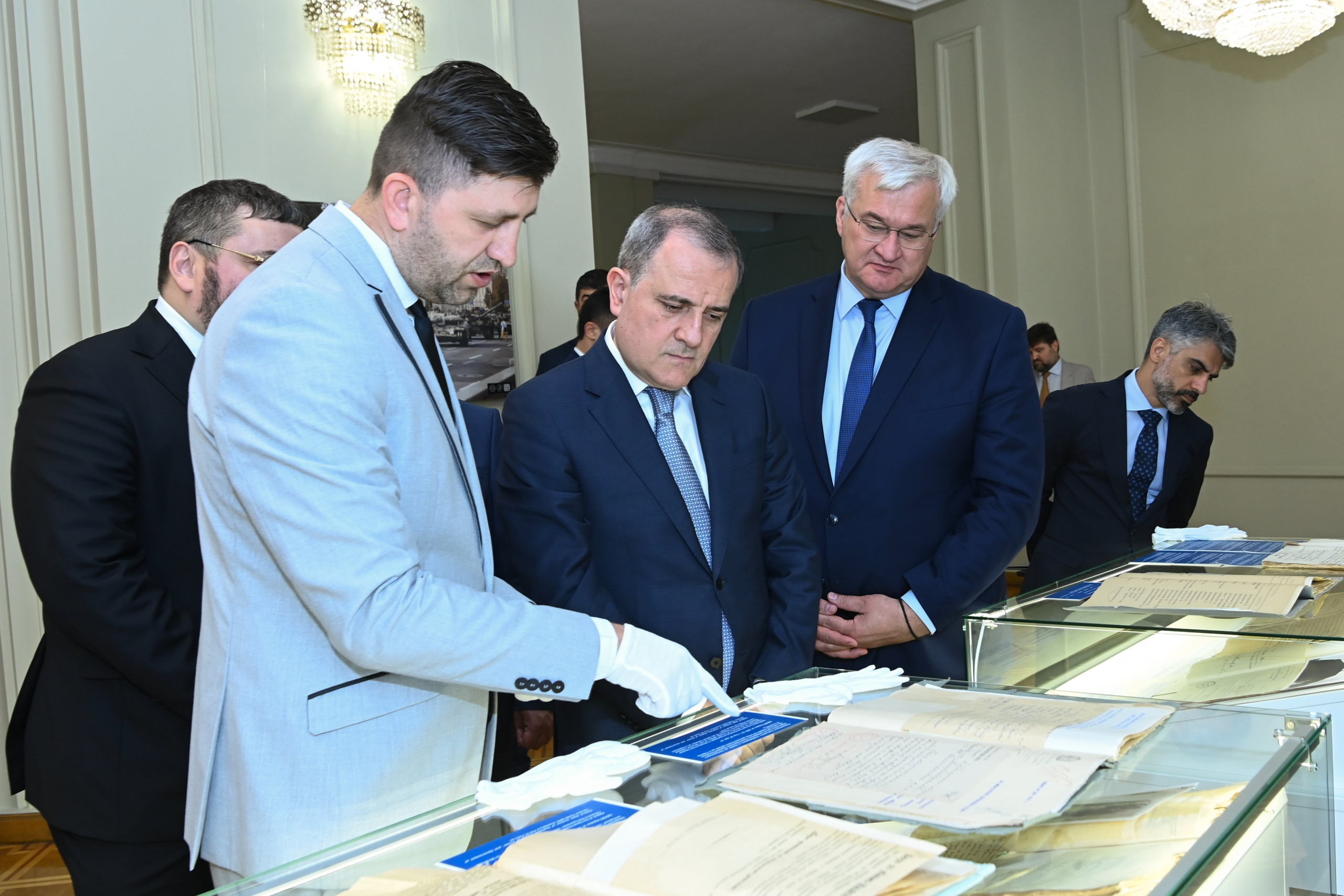 В МИД Украины Байрамову показали документы о первых дипотношениях Баку и Киева 2 В МИД Украины Байрамову показали документы о первых дипотношениях Баку и Киева