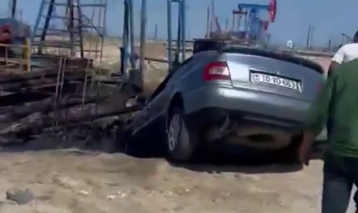 В Баку автомобиль упал в нефтяную скважину