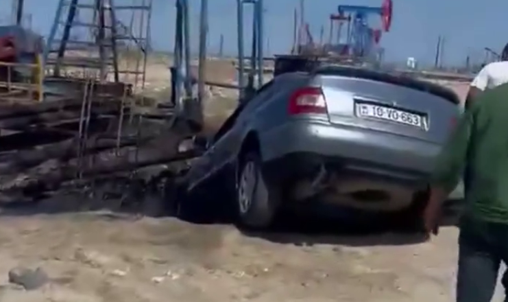В Баку автомобиль упал в нефтяную скважину