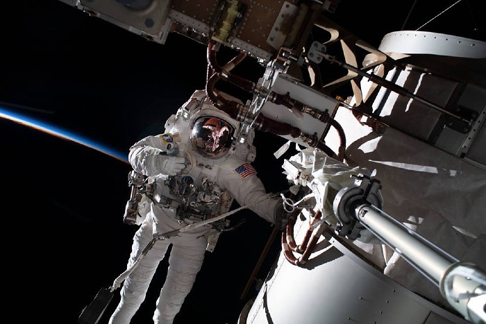 Астронавты NASA вышли в открытый космос для модернизации МКС