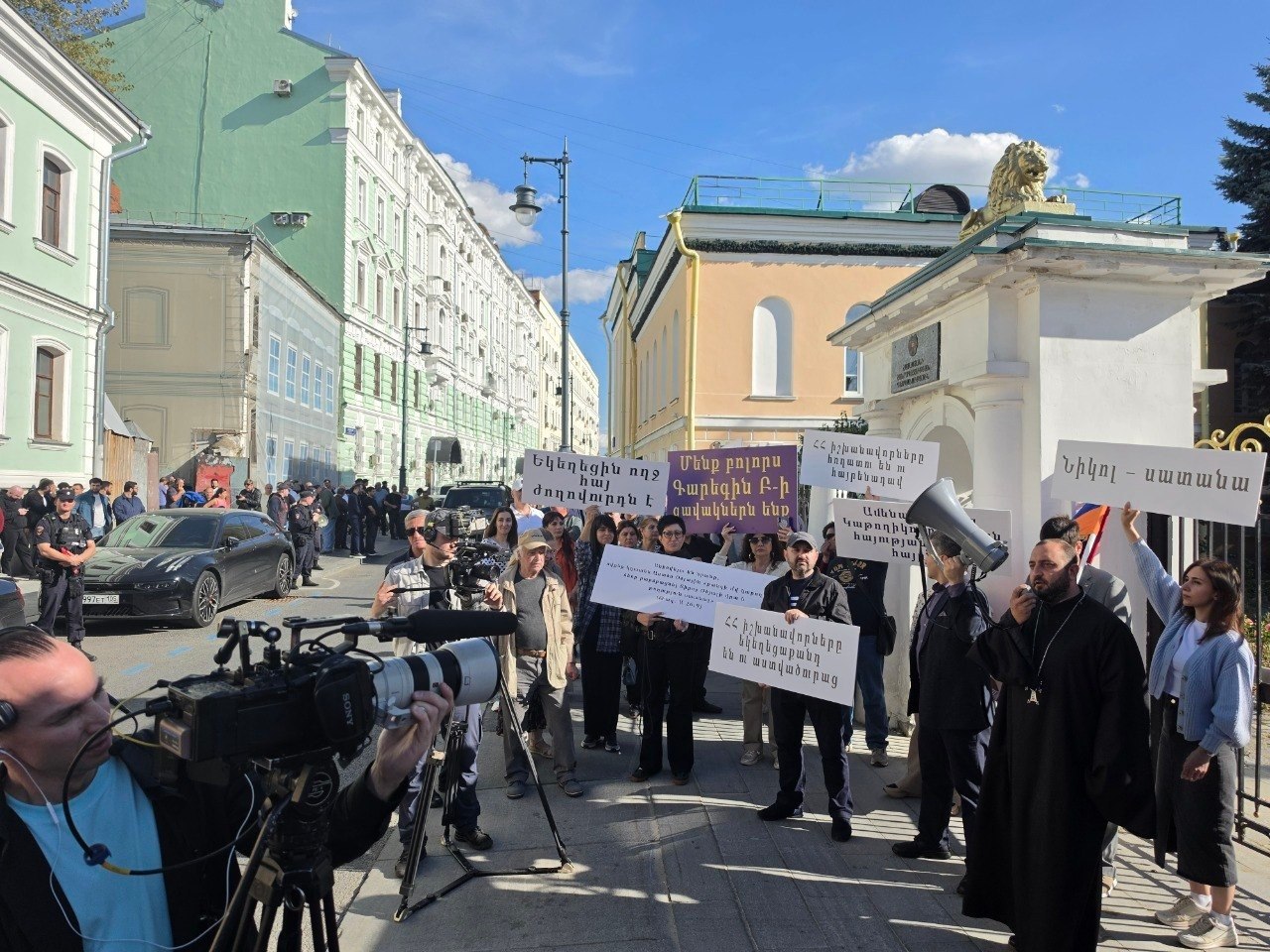 «Никол — сатана»: акция перед посольством Армении в Москве