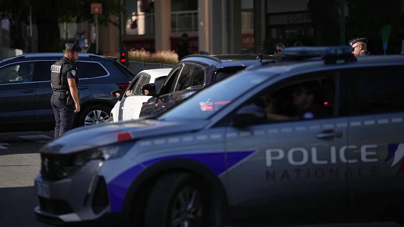 Россиянин врезался на автомобиле в толпу во Франции: есть погибшие